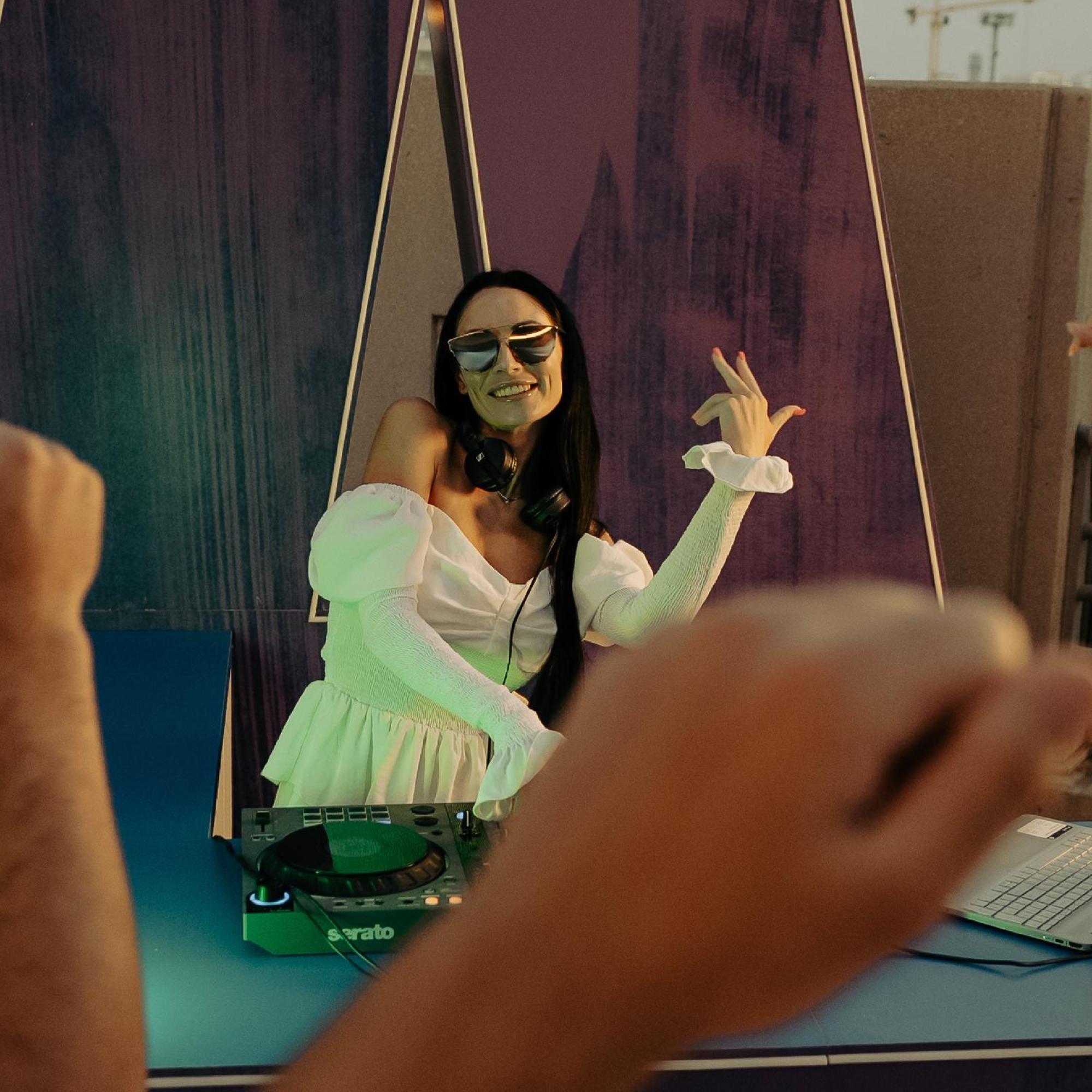 Hotel Media Rotana Dubaj Zewnętrze zdjęcie DJ K-Dee